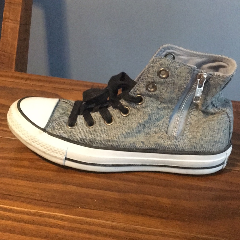 Women’s Converse tennis shoes